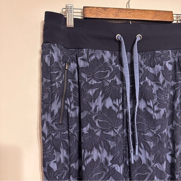 Athleta Trekkie North Jogger Pants Ethereal Bloom Blue Floral Size 12 - Picture 3 of 8